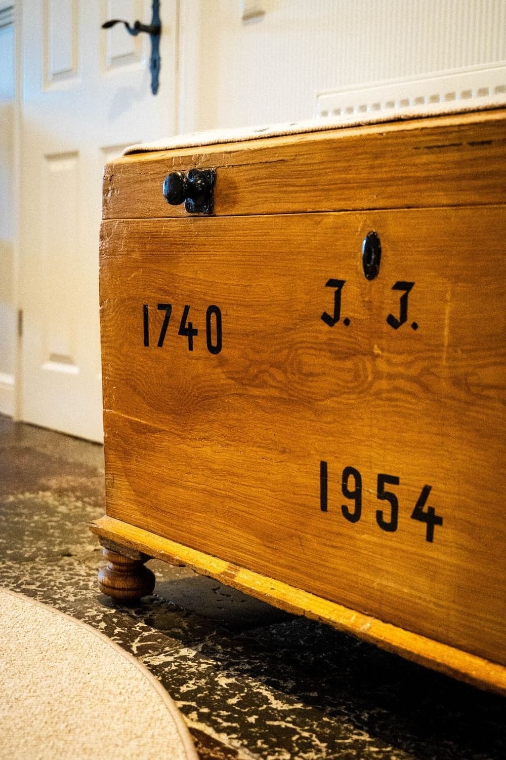 Alte Holztruhe mit den Aufschriften 1740, J. J. und 1954