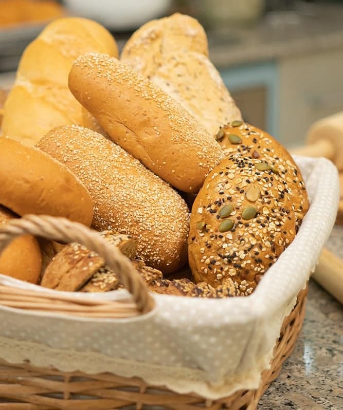 Brötchen und Brot in einem Korb mit Stoffeinlage